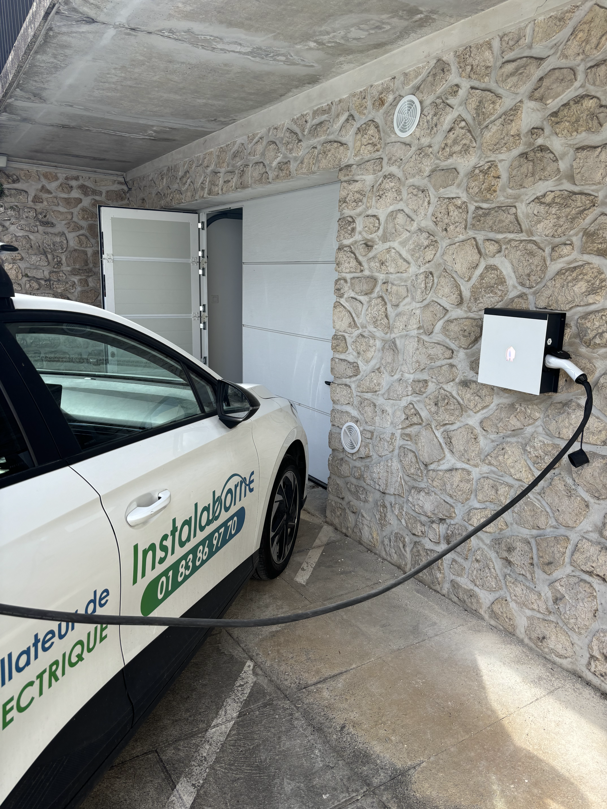installation ev wall