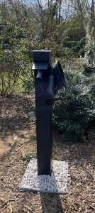Les bornes EV One installées se distinguent par leur style épuré et leur intégration parfaite dans l’environnement du parking. Posées sur un lit de graviers blancs, elles ajoutent une touche moderne et soignée au site, tout en restant discrètes.